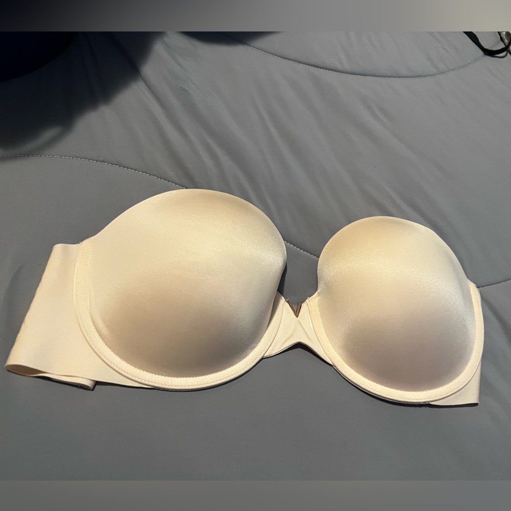 Victoria’s Secret 32DD strapless bra